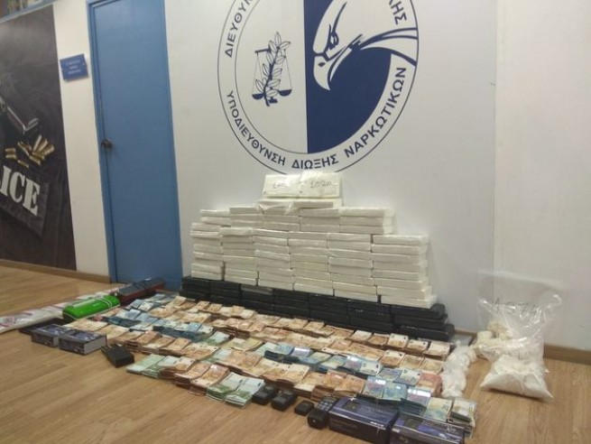 Полиция конфисковала 105 кг кокаина и 0,834 млн. евро