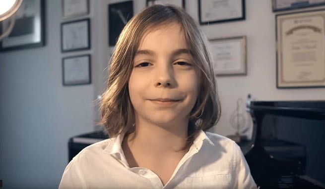 7-летний греческий пианист сочинил «Вальс изоляции». Видео