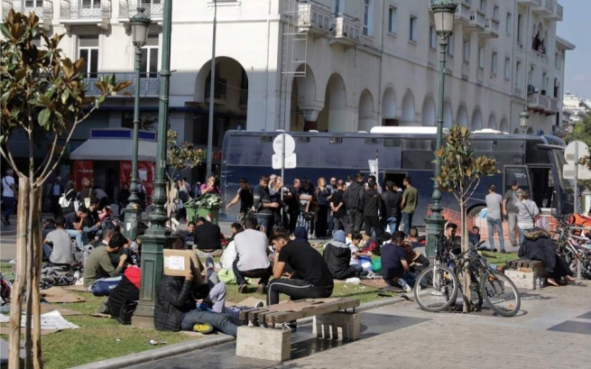 Нелегальные мигранты устроили акцию протеста на площади Аристотеля в Салониках