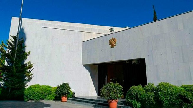Неизвестный бросил пакет в Посольство РФ в Афинах