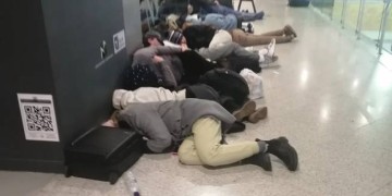 Хаос в аэропорту «Эл. Венизелос»: отменены рейсы, сотни людей устроились на полу, получив талоны на питание