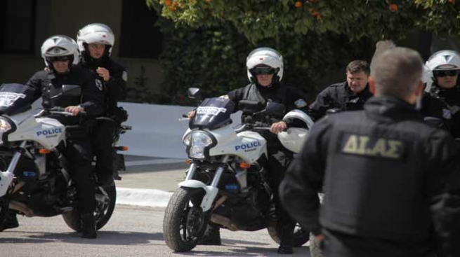Греция: Полиция поймала албанца, воровавшего помощь для погорельцев