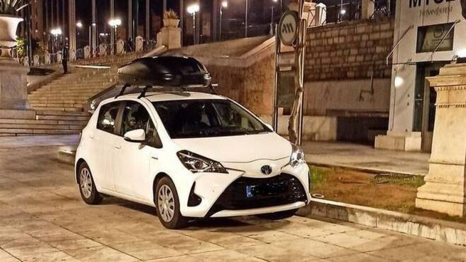Парковка года: водитель бросил машину на площади Синтагма