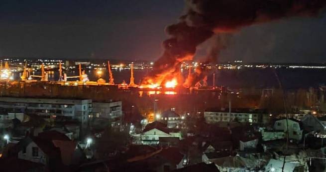 Ночная атака на Крым. Мощный взрыв и пожар в порту Феодосии (дополнено в 9:40)