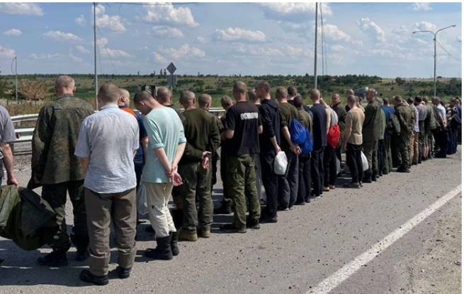 В России  отказываются от обмена пленными, но вчера вернулись домой &quot;азовцы&quot;