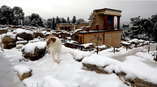 Греция: Двое погибших и множество проблем из-за необычайно холодной и снежной погоды (фото)