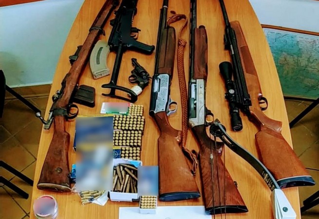 A Kalashnikov assault rifle and an entire arsenal of other weapons were seized from a resident of Agrinio
