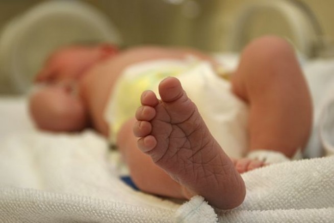 Месячный новорожденный госпитализирован в тяжелом состоянии с ковидом