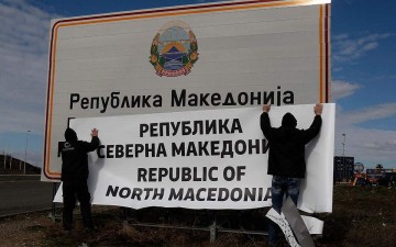 В Северной Македонии заменяют знаки, чтобы показать новое название страны