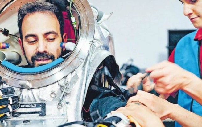 Греческий врач отправится в космос