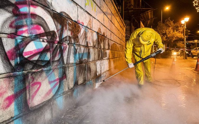 Центральная улица Афин очищена от граффити