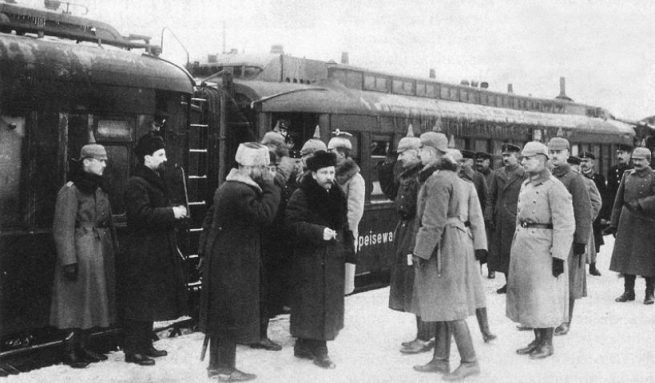 Встреча советской и германской делегаций на вокзале Брест-Литовска