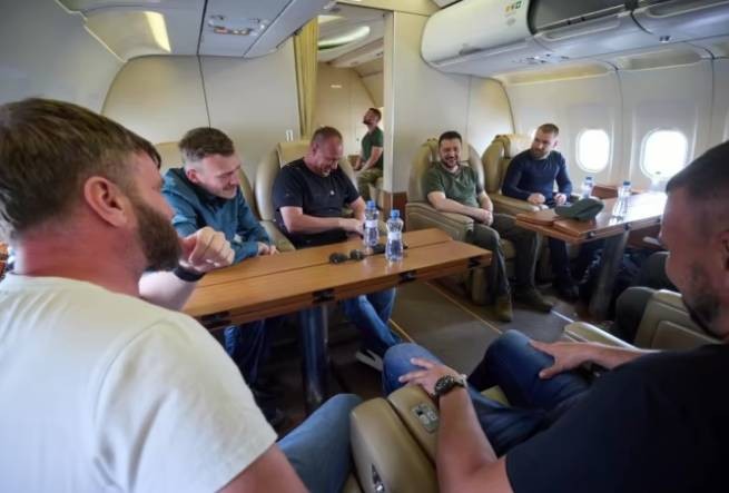 "Азовцы" вернулись из Турции в Украину в одном самолете с президентом Зеленским