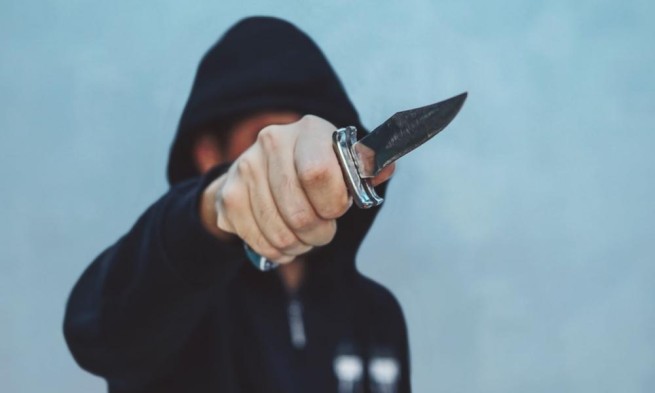 Угрожая ножом, ограбили троих несовершеннолетних под Акрополем