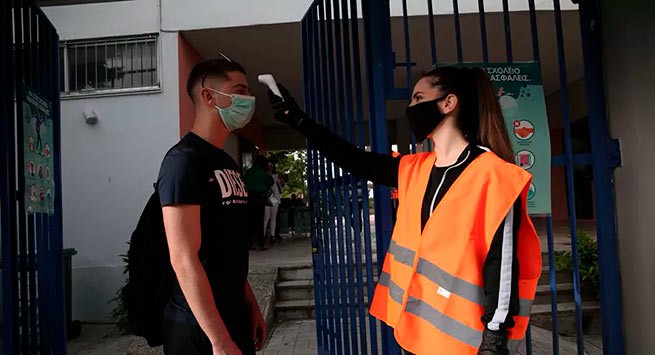 Греция: задержан священник, который выступал против масок