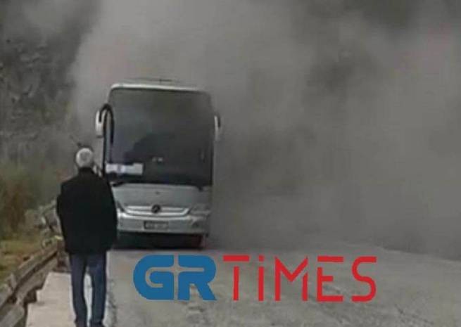 Салоники: загорелся автобус со школьниками (видео)