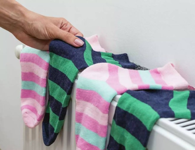 Почему не стоит сушить одежду на батарее отопления