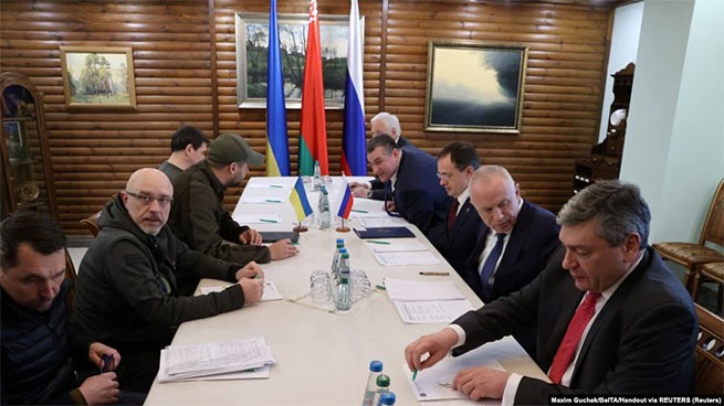 Российско-украинский переговоры в Брестской области, 3 марта 2022 года. Слева – делегация от Украины, справа – от России 