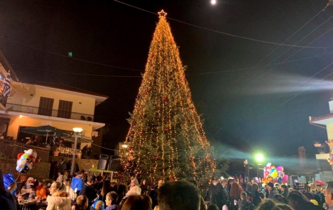 В Греции зажгли первую рождественскую елку