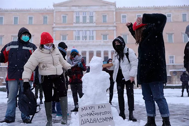 «Демонстрация» снеговиков на Синтагме - Фото
