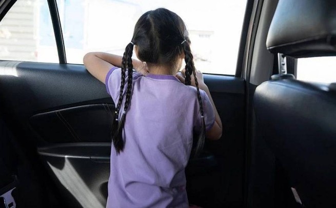 Четырехлетнюю девочку заперли в машине с закрытыми окнами и ушли по своим делам