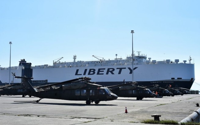 На фото американский корабль «Либерти» разгружает вертолеты. Фото Министерство обороны Греции. 