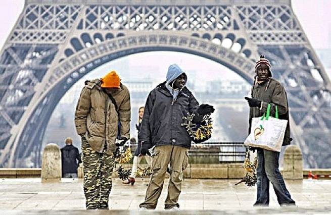 Париж &quot;очищают&quot; от мигрантов, но власти отрицают связь с Олимпиадой (видео)