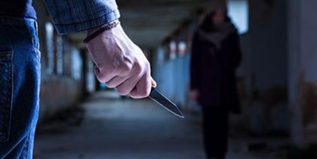 Нападение с ножом на 45-летнего мужчину, он отказался отдать свой кошелек