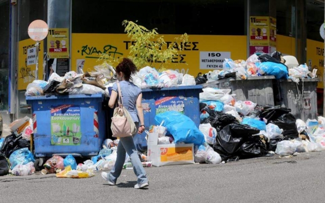 Сильные осадки усугубили проблемы с мусором в Афинах