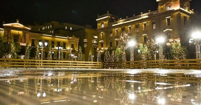 14 декабря открылся каток на площади Котзиас в центре Афин