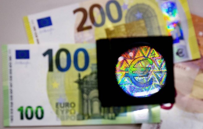 Обновленные банкноты достоинством в €100 и €200 евро