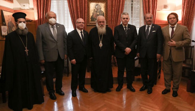Глава ЭПЦ (в центре) с российскими и греческими чиновниками. Фото: romfea.gr