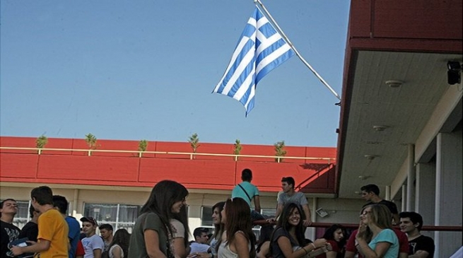 Сириза отменяет церемонию поднятия флага и пение гимна в школах