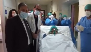 Врачи и медсестры аплодируют пациенту, который покинул реанимацию на Крите