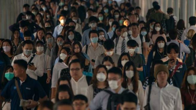 Китайская молодежь специально заражается коронавирусом