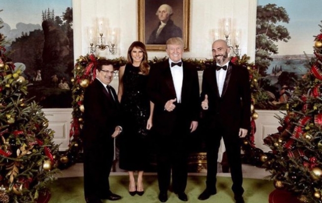 Греческий певец Валандис сфотографировался на вечеринке с Дональдом и Меланьей Трамп
