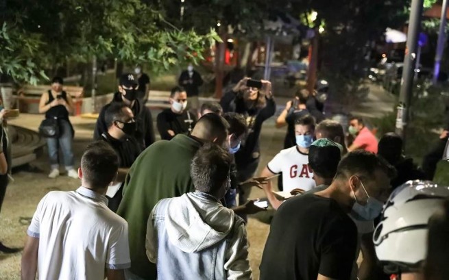 Коронавирус: власти Греции борются с нежеланием молодежи принимать меры защиты