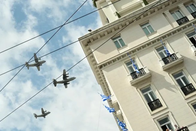 Парад ВВС Греции: над Афинами пролетели истребители и вертолеты
