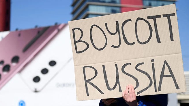 Проукраинский демонстрант протестует против России возле места проведения MWC (Mobile World Congress) в Барселоне 1 марта 2022 г. (AFP)