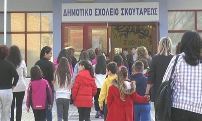 Греки не пускают в школу своих детей, чтобы те обучались с мигрантами