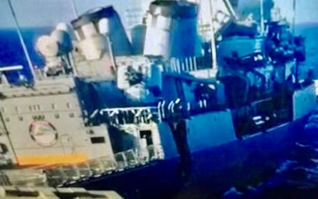 Фотография, опубликованная Катимерини в среду, показывает повреждения, нанесенные правой стороне кормы фрегата Kemal Reis во время столкновения 12 августа.