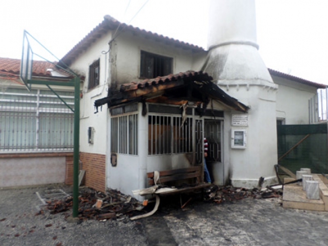Турция просит расследования атак на две мечети в Греции