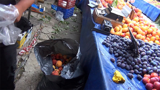 На рынке в Афинах. Фермер показывает, нераспроданную продукцию.  Сентябрь 2014