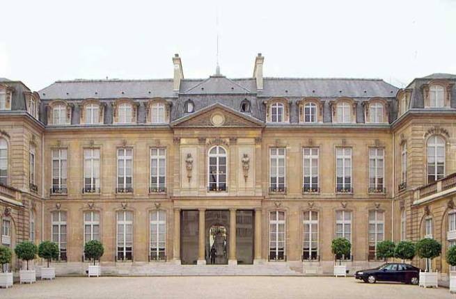 Франция: в Елисейский дворец с собственным факелом
