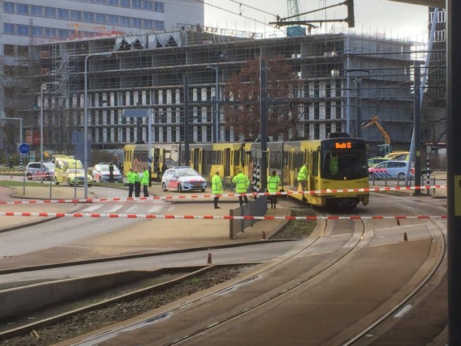 В голландском городе Утрехт неизвестный мужчина открыл огонь по трамваю.