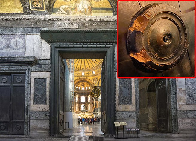 Императорские врата собора Святой Софии повреждены