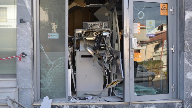 Грабители взорвали два банкомата в Вари и Ликовриси
