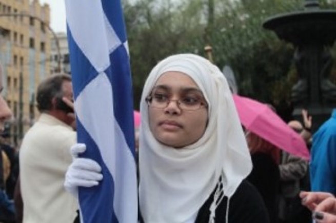 Школьный парад в Афинах со знаменосцем в хиджабе