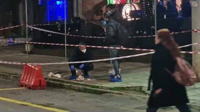 Молодой полицейский погиб в Салониках от удара ножом (видео)