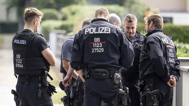 Скандал в немецкой полиции: у пятерых полицейских обнаружены в чатах детская  порнография и нацистская символика